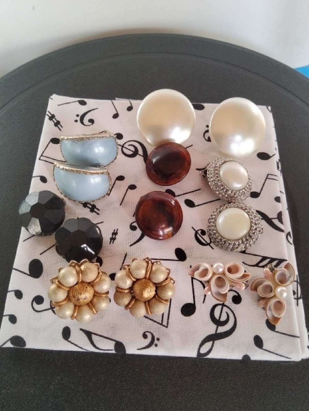 Vintage Lot Clip-on Earrings Hong Kong. - Picture 3 of 8
